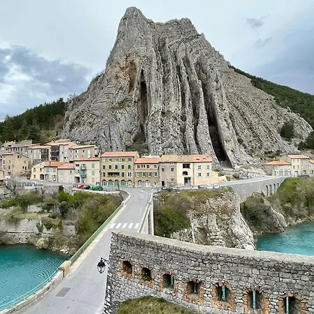 Aulan, Luxe Et Repos Au Chateau Des Gipieres Montbrun-les-Bains